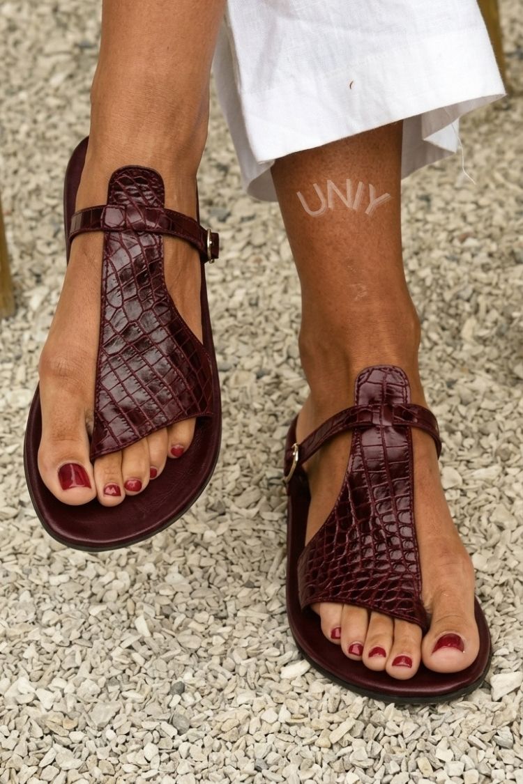 Crocodile-effect flip-flops with strap and buckle on the instep
