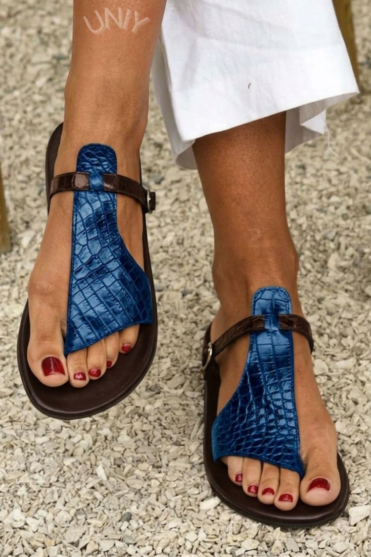 Crocodile-effect flip-flops with strap and buckle on the instep