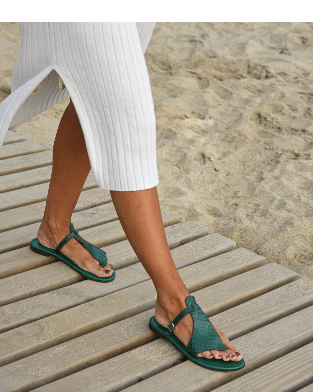 Crocodile-effect flip-flops with strap and buckle on the instep